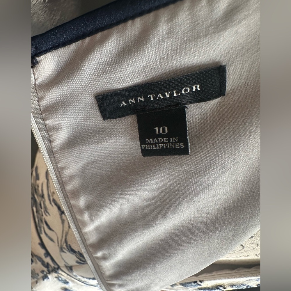 NWOT Sz 10. Ann Taylor Floral & Bird Print Sheath Dress. Beige, silver, navy - Picture 10 of 12